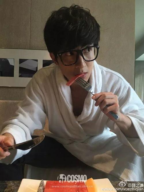 抠鼻戴口罩吃瓜群众摸头,揭秘“抠鼻戴口罩吃瓜群众摸头”的趣味瞬间