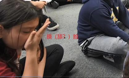 抠鼻戴口罩吃瓜群众摸头,揭秘“抠鼻戴口罩吃瓜群众摸头”的趣味瞬间