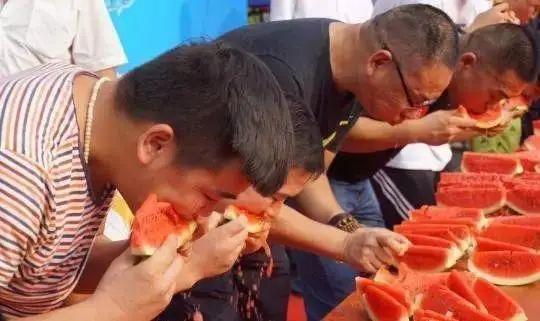 看热闹的吃瓜群众图片,吃瓜群众的热闹瞬间