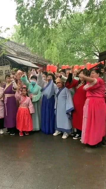 表演吃瓜群众的相声是谁,揭秘“表演吃瓜群众”相声背后的故事